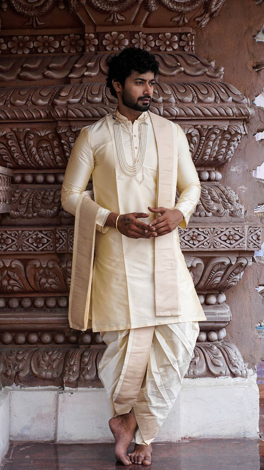 Golden Roots, Rose-Tinted Grace     स्वण�मूलम्